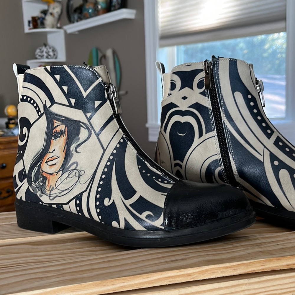 Goby Ankle Boot, size 38 (7.5) with fabulous black and tan detailing.